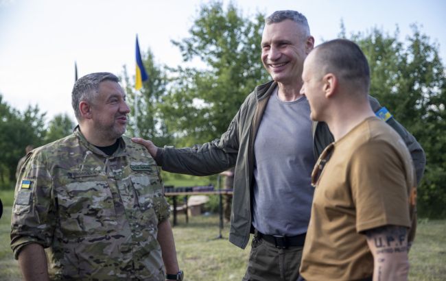 Кличко запалив ватру разом з бійцями батальйону Свобода НГУ 1