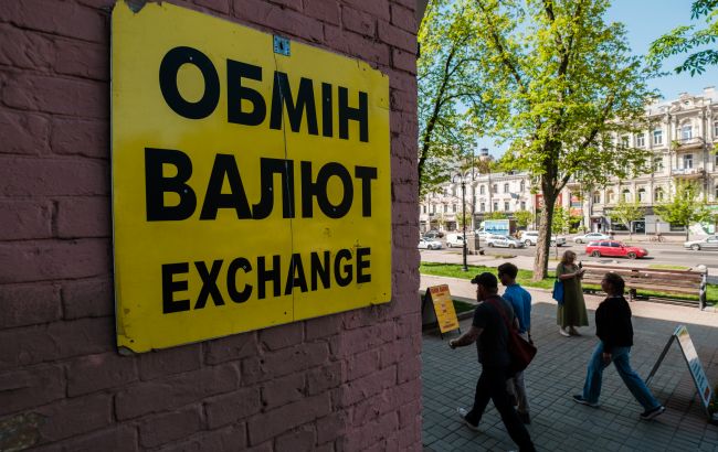Курс долара в липні очікується на рівні 41,6-42,2 гривень 1