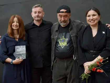 «Мак і пам'ять»: у Бабиному Яру провели поетичний вечір Сергія Жадана «Мак і пам’ять»: у Бабиному Яру провели поетичний вечір Сергія Жадана 9