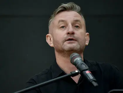 «Мак і пам'ять»: у Бабиному Яру провели поетичний вечір Сергія Жадана «Мак і пам’ять»: у Бабиному Яру провели поетичний вечір Сергія Жадана 6