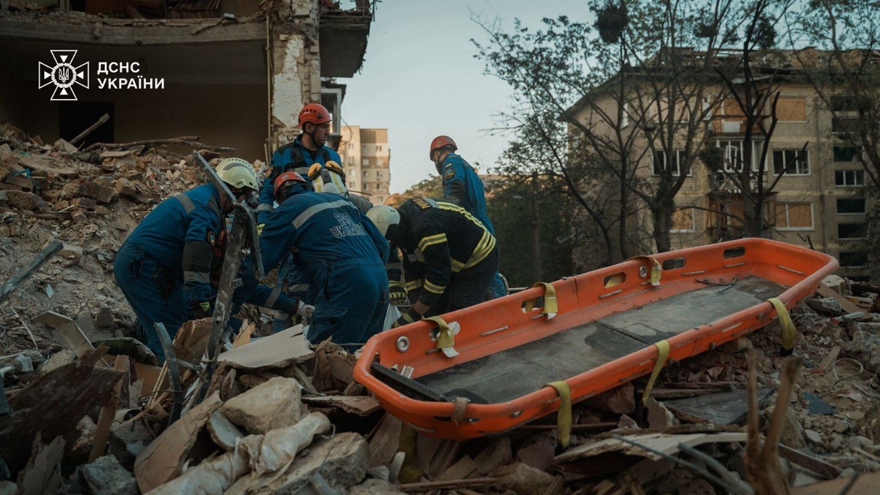 Обстріл Києва 17 червня - під завалами зруйнованого будинку продовжують діставати тіла 2