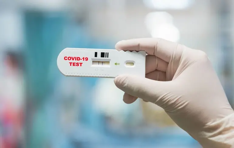 Ріжучий біль у горлі - новий симптом при штамі COVID-19 Nimbus 1