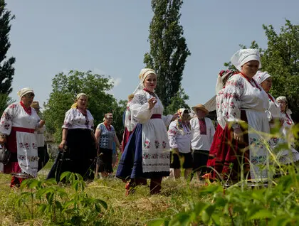 Трійця 2025 - у Пирогові свято відзначили обрядами і піснями - фото Трійця 2025 - у Пирогові свято відзначили обрядами і піснями - фото 28