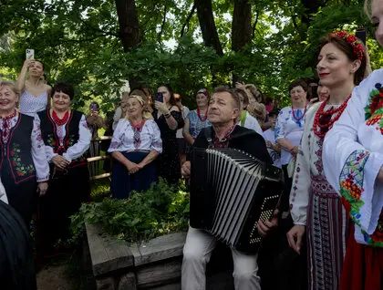 Трійця 2025 - у Пирогові свято відзначили обрядами і піснями - фото Трійця 2025 - у Пирогові свято відзначили обрядами і піснями - фото 30