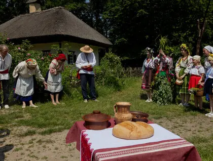 Трійця 2025 - у Пирогові свято відзначили обрядами і піснями - фото Трійця 2025 - у Пирогові свято відзначили обрядами і піснями - фото 31