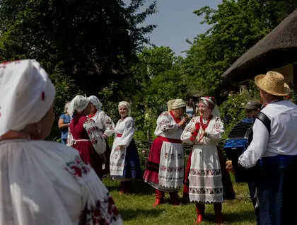 Трійця 2025 - у Пирогові свято відзначили обрядами і піснями - фото Трійця 2025 - у Пирогові свято відзначили обрядами і піснями - фото 26