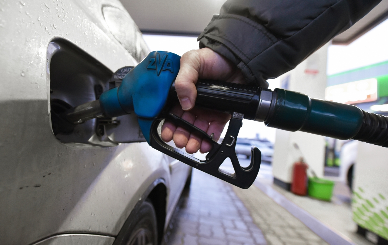 В Україні дозволили продавати бензин без біоетанолу до кінця року 1
