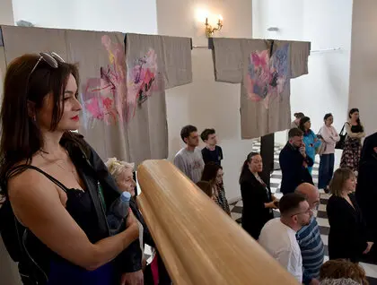 Виставка Corpori Propior стартувала в Лаврі - артінтерпретації тунік і хоругов - фото Виставка Corpori Propior стартувала в Лаврі - артінтерпретації тунік і хоругов - фото 1