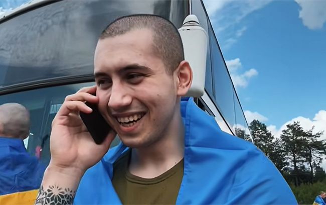 Звільнений з полону українець подзвонив мамі після обміну 9 червня 2025 - відео 1