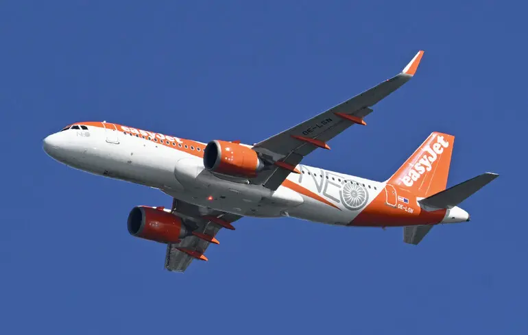 Аварійна посадка літака EasyJet в Шотландії - пасажир кричав Аллаху Акбар та погрожував бомбою - відео 1