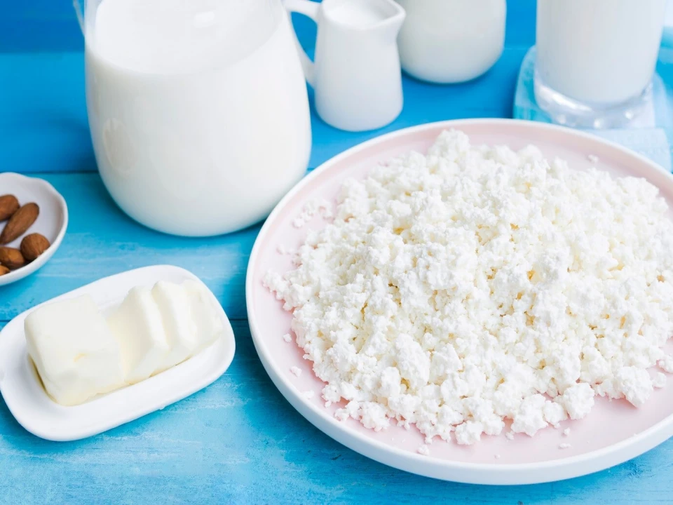 Чому сир кисломолочний стає рожевим та як перевірити якість продукту? 3