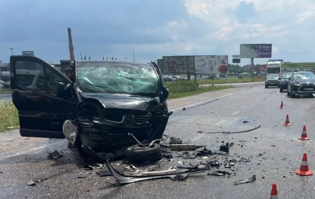 ДТП під Львовом - водій BMW в'їхав в мікроавтобус, через що постраждали сім людей, (фото) 1