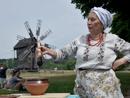 Маковій у Києві – святкування з медом маком та народними звичаями - фоторепортаж Маковій у Києві – святкування з медом маком та народними звичаями - фоторепортаж 19