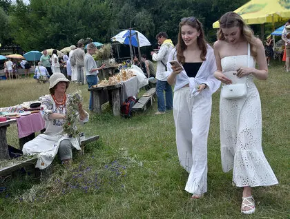 Маковій у Києві – святкування з медом маком та народними звичаями - фоторепортаж Маковій у Києві – святкування з медом маком та народними звичаями - фоторепортаж 12