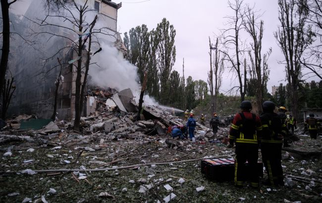 Обстріл Києва 31 липня - у будинку зруйновано під'їзд, під завалами люди 1