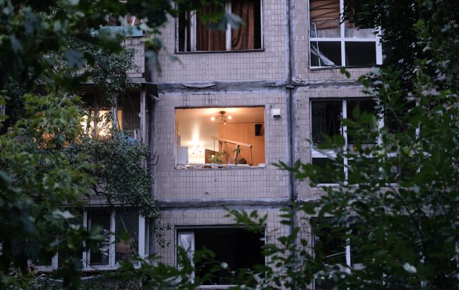Під час атаки на Київ 31 липня дівчина вилетіла з 9 поверху та вижила, відео 1