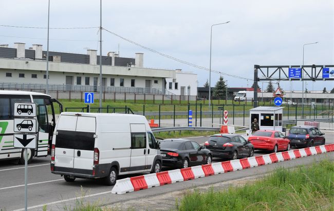 Схему виїзду за кордон викрили - продавали роботу водієм за 20 тисяч доларів 1