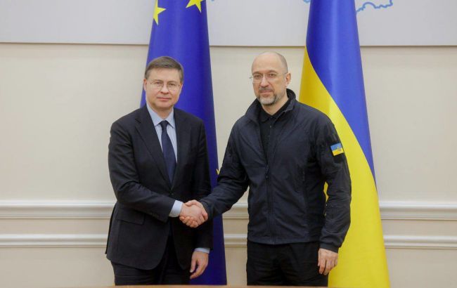 Шмигаль провів розмову з єврокомісаром Валдісом Домбровскісом 22 липня 1