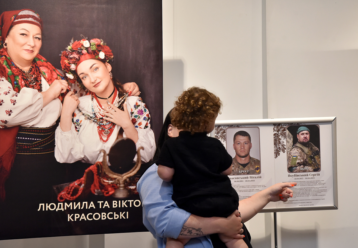 У Києві відкрили проєкт Серце нАЗОВні - виставка про матерів загиблих воїнів - фото 30
