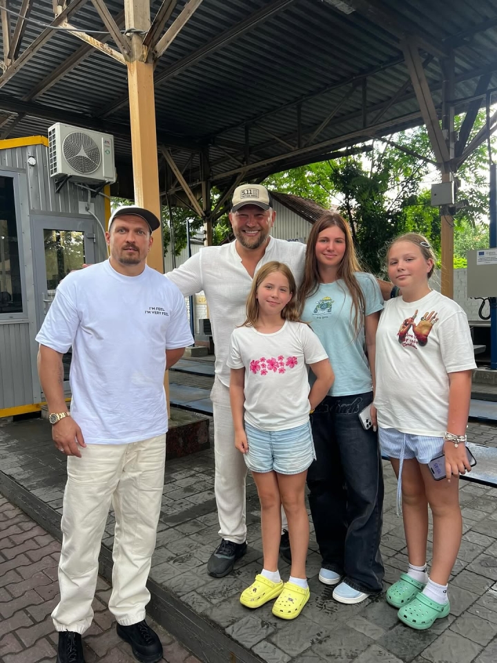 Усик приїхав в Україну - відео і фото Усик приїхав в Україну - відео і фото 2