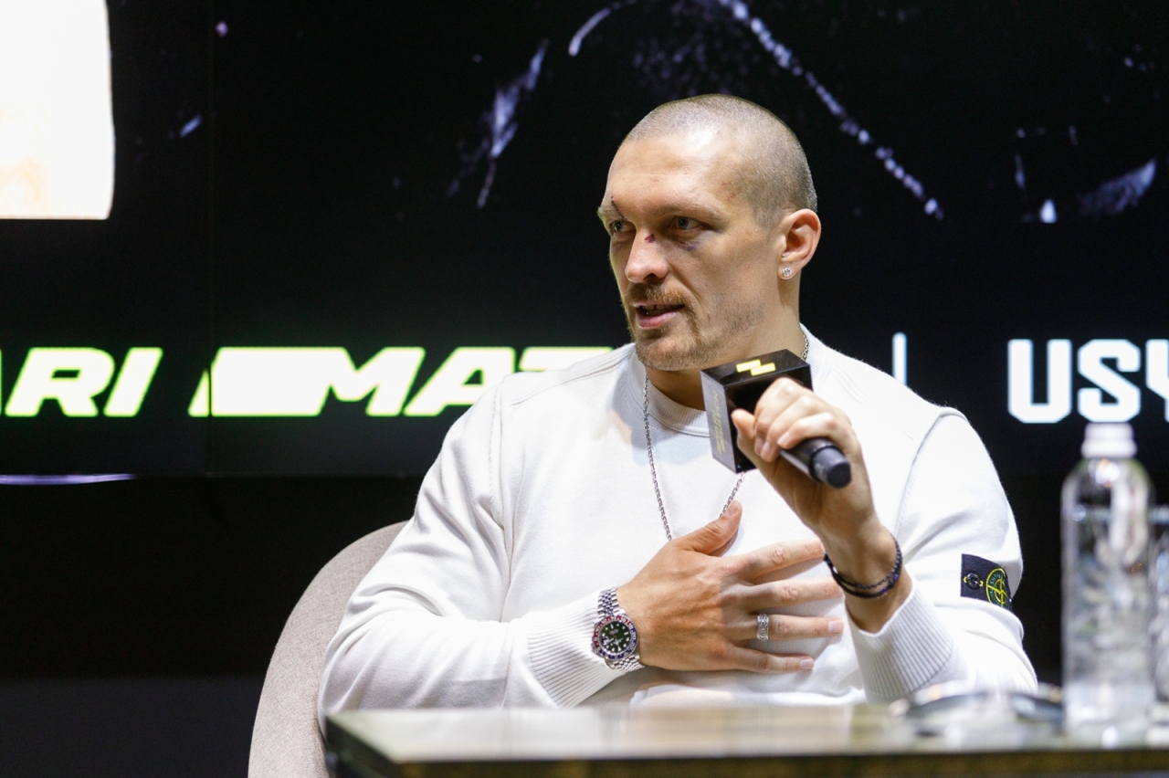 Усик розповів про символи у своєму халаті Stone Island 6