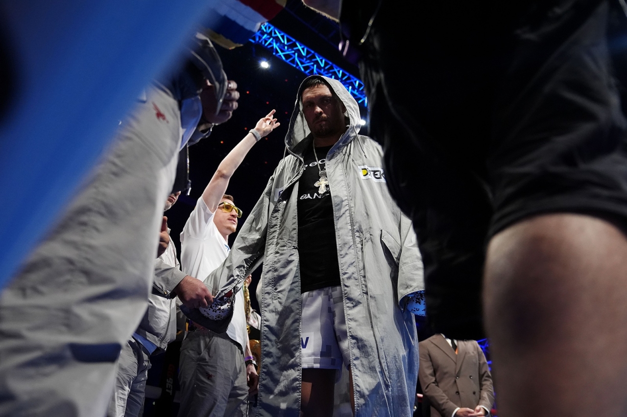 Усик розповів про символи у своєму халаті Stone Island 5