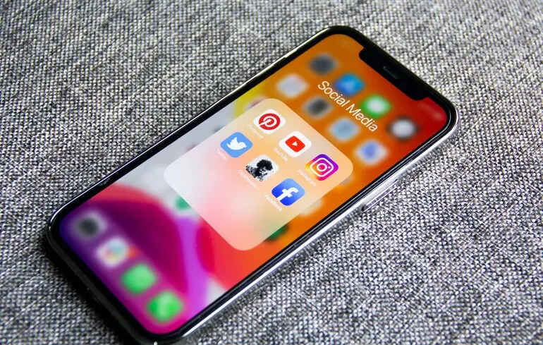 В Україні заблокували Youtube-канали Латиніної та Балашова 1