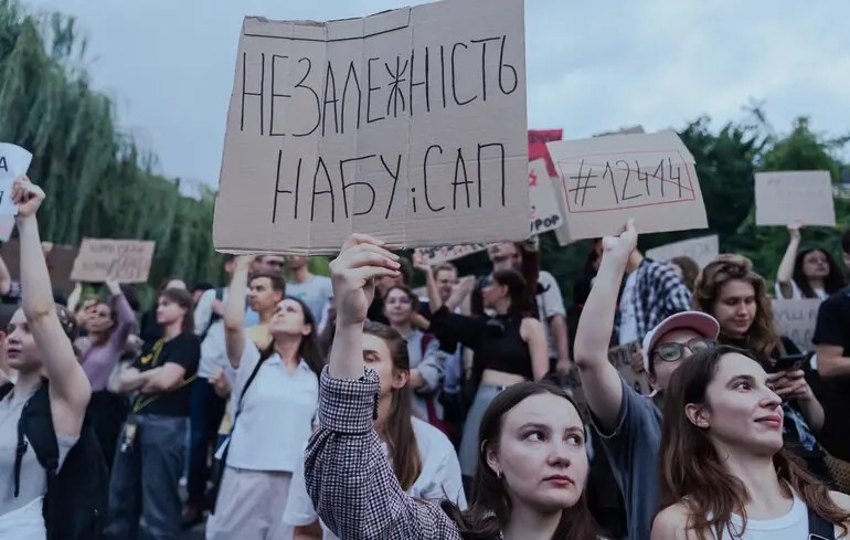 Зеленський знищує НАБУ та САП - як ЗМІ відреагували на дії президента України 1