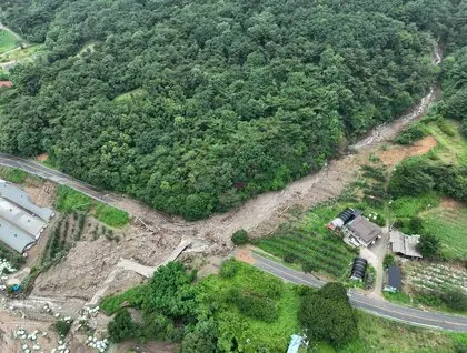 Зливи у Південній Кореї - оголошено найвищий рівень загрози зсувів - фото 1