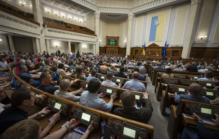 Онлайн-трансляцію засідань Ради можуть поновити вже з 2 вересня - Триває збір підписів депутатів 1