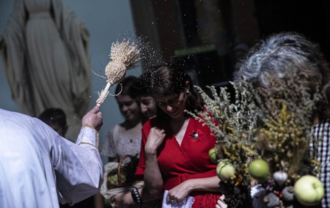 Освячення води, продуктів, квітів і речей на свято пояснили у ПЦУ - чи можна викидати у сміття 1