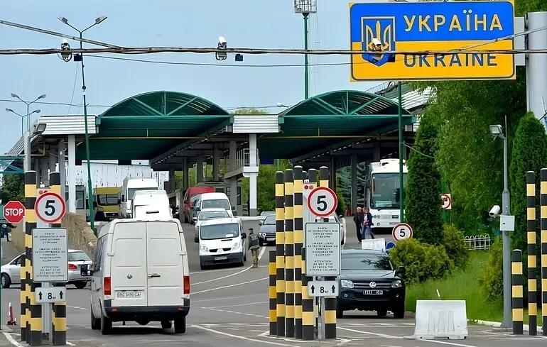 Правила перетину кордону для чоловіків до 22 років змінюють - заява Зеленського 1
