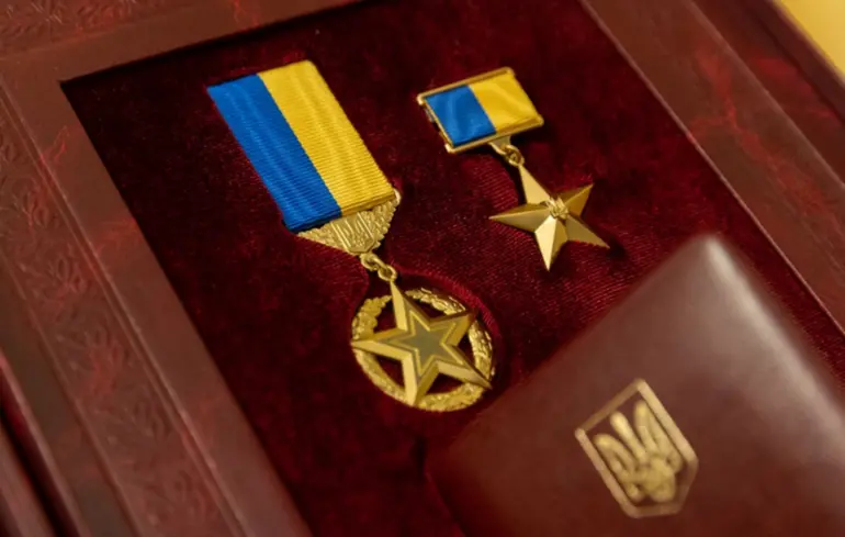 Президент присвоїв звання Героя України двом військовим посмертно — Зеленський відзначив Максима Кривцова та Володимира Ковальського — новини 1