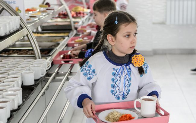 Шкільні обіди в Україні - уряд з 2026 року планує забезпечити харчуванням усіх дітей 1