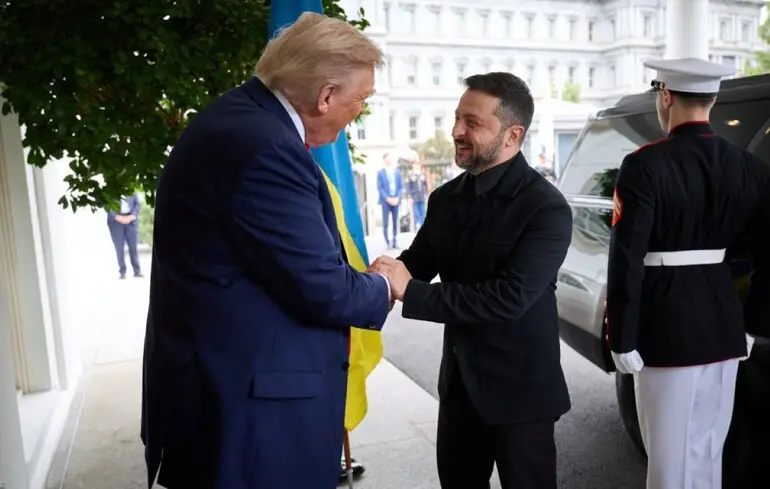 Зустріч Зеленського з Трампом - президент України передав ключку від військового ЗСУ 1