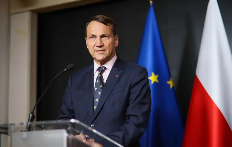 Атака російських дронів на Польщу - Сікорський повідомив, що РФ плутається у брехні 1