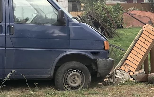 Авто працівників ТЦК врізалось у паркан у селі Трипутні Рівненської області - що сталось, відео 5