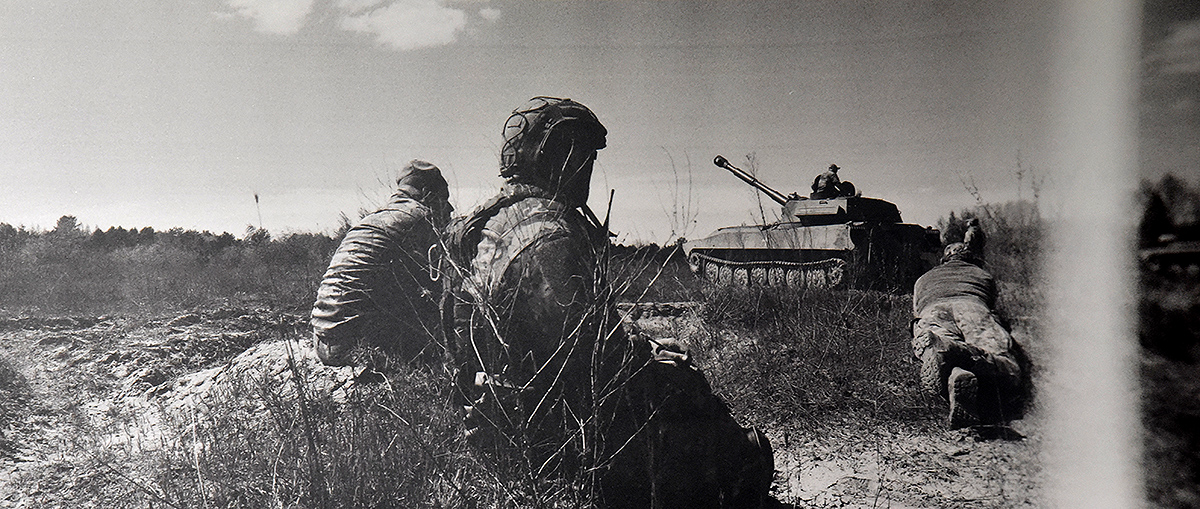 Фотовиставка «Калібр 120х35 мм» - бійці «Азову» показали фронтове життя у фотографіях - фото 56