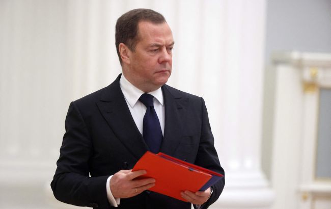 Медведєв погрожує НАТО війною у разі збиття дронів над Україною: у Зеленського відповіли 1