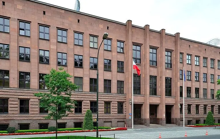 МЗС Польщі закликало громадян залишити Білорусь будь-яким транспортом 1