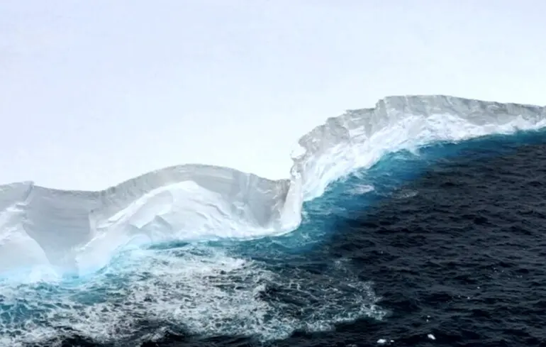Найбільший айсберг у світі швидко рухається — A23a загрожує Антарктиді — новини науки 1
