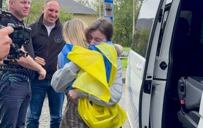 Після шести років полону українка Світлана зустрілась з доньками 1