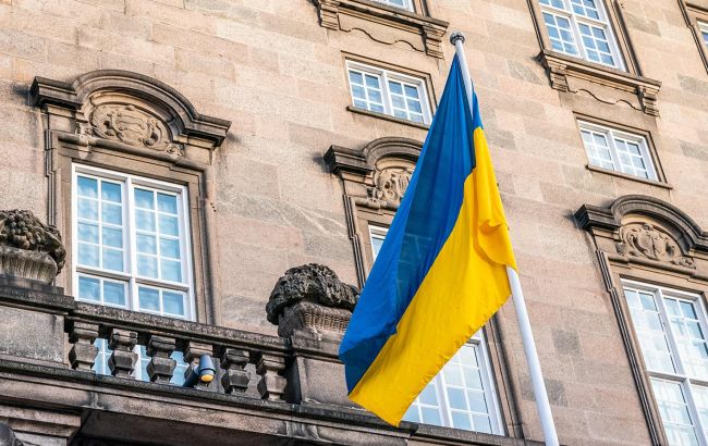 Прапор України у Кропивницькому чоловік зірвав та топтав ногами 3