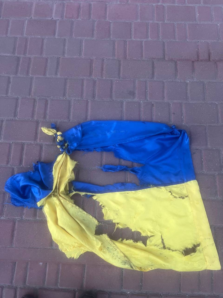 Прапор України у Кропивницькому чоловік зірвав та топтав ногами 4