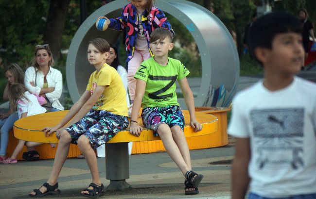 Російська пропаганда дійшла до садочків - дітям завезли підручники про війну 3