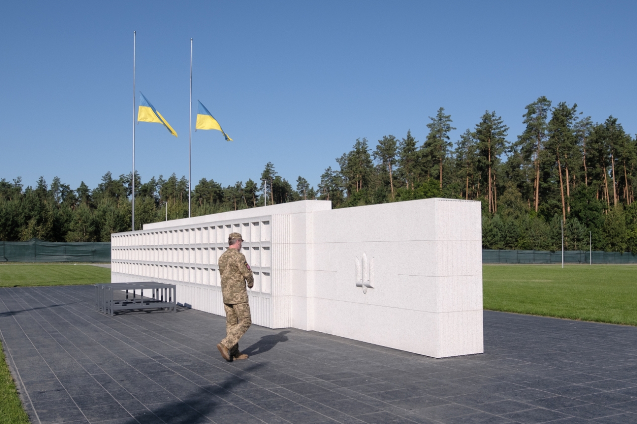Сергій Дербін в інтерв'ю РБК-Україна про військове меморіальне кладовище і вшанування пам'яті героїв 24