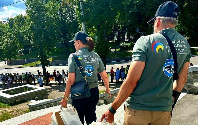 У Києві роздаватимуть гуманітарну допомогу біля Палацу "Україна" 3