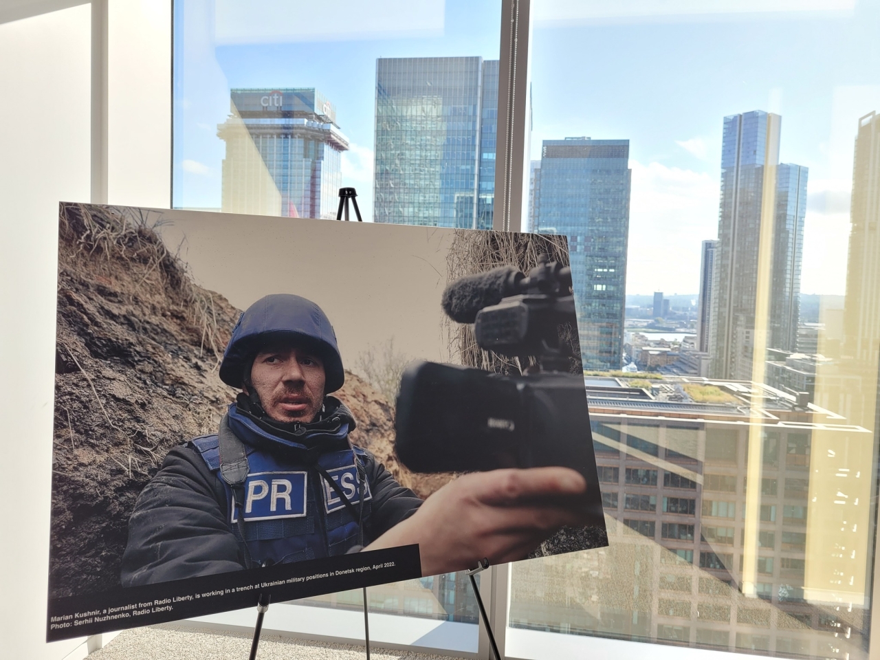 У штаб-квартирі ЄБРР відкрили фотовиставку про українських журналістів - фото 16
