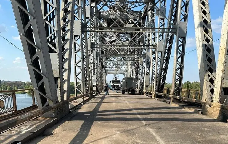 Удар дронів по мосту в Кременчуці – рух авто відновили – фото з місця – Новини Полтави 4