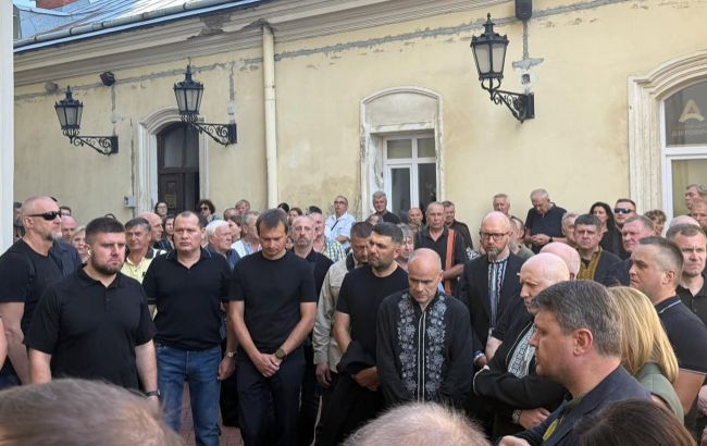 Вбивство Парубія - Палатний відвідав церемонію прощання з нардепом 1